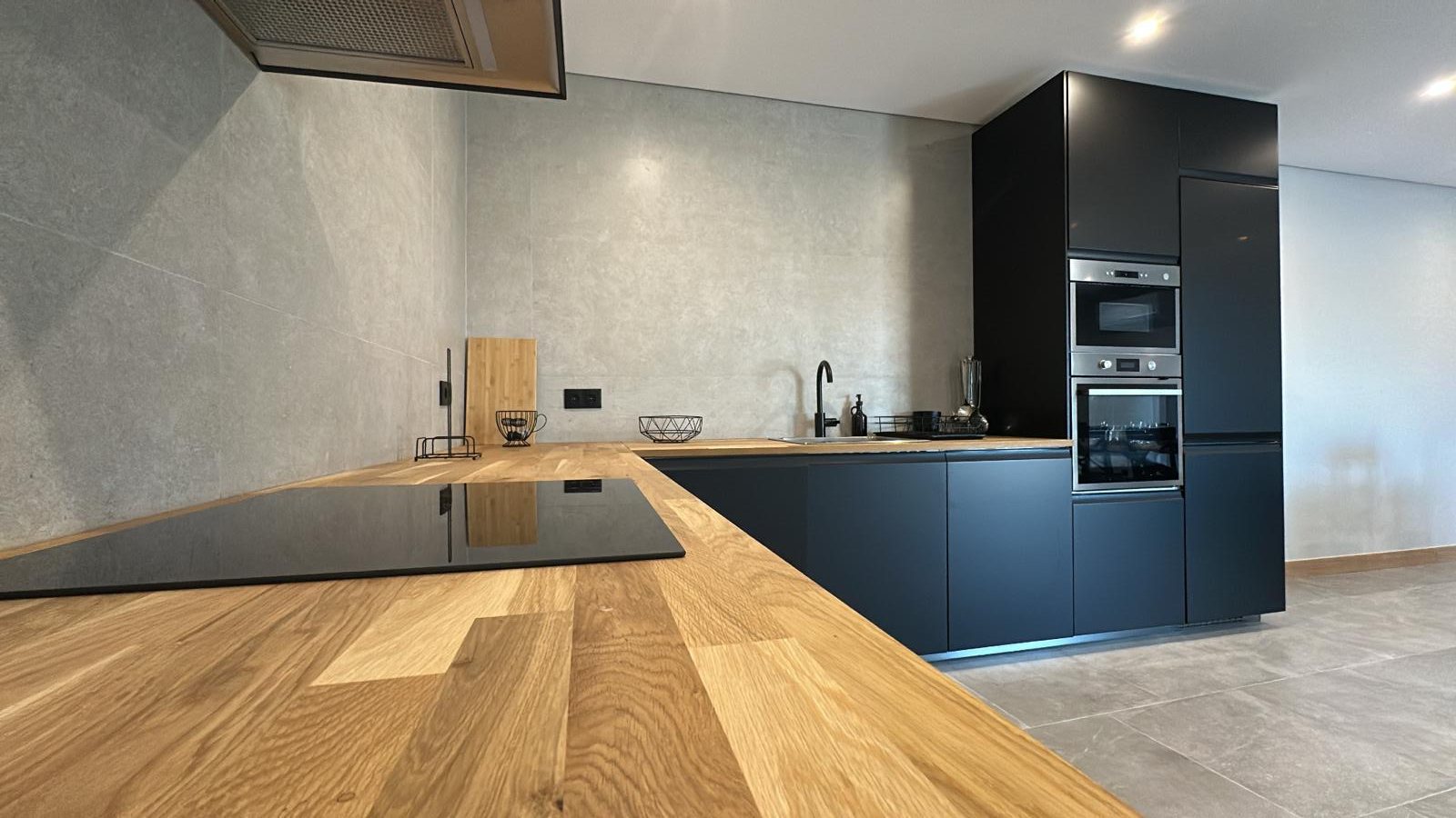 Detalhe da cozinha em madeira e preto