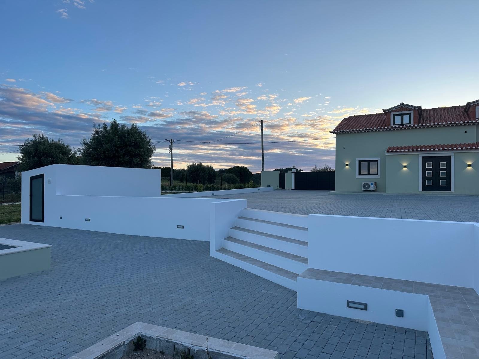 Exterior da casa ao pôr-do-sol